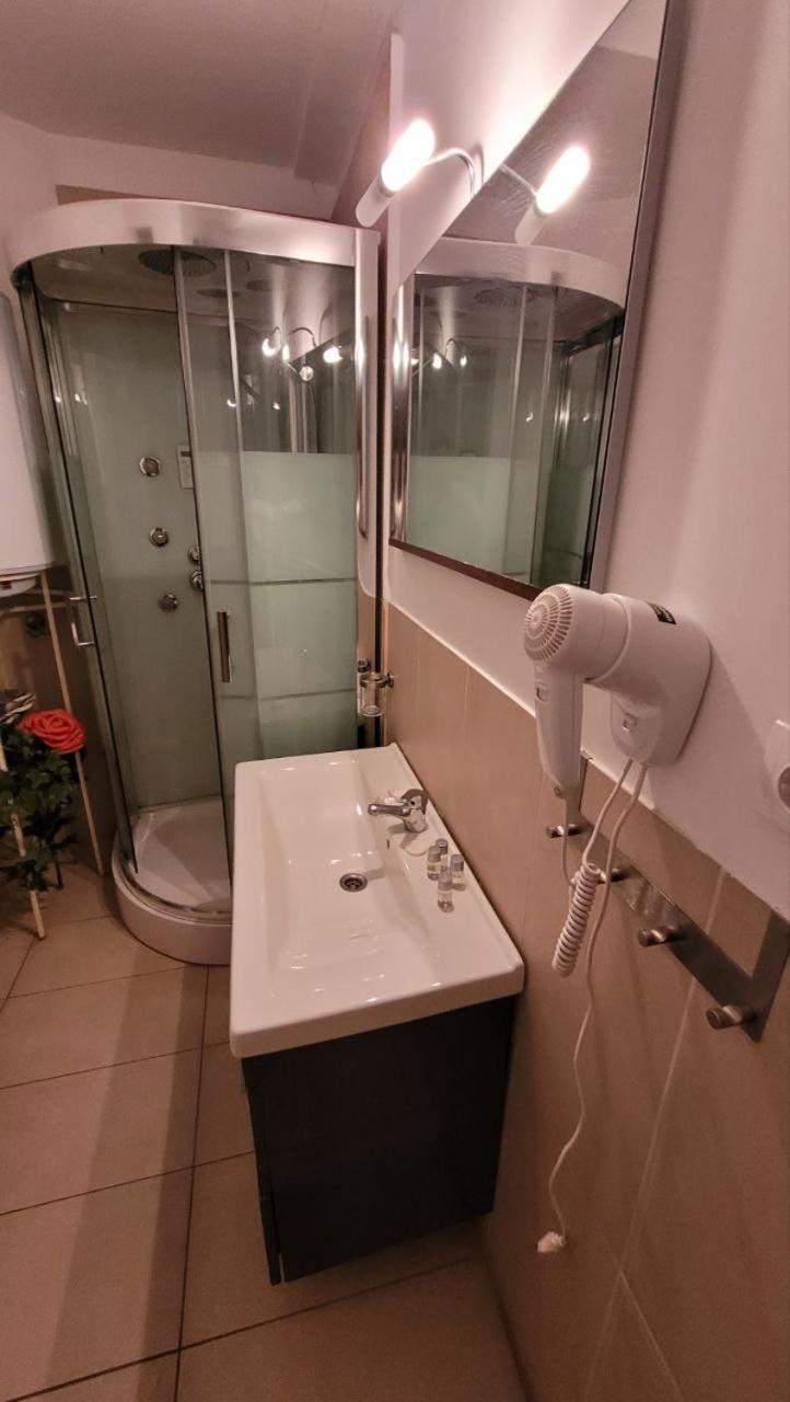 Anastasia Balcescu Apart 4 Self Check In Code From 2Pm Kitchen And Bedroom Bukarest Exteriör bild